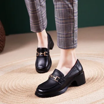 В 2023 году женские весенние кожаные туфли-лодочки с мягким наклонным каблуком в новом стиле
