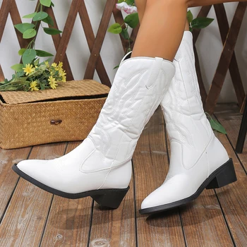 Женские сапоги до середины икры с вышивкой, осень 2023, Белые ковбойские ботинки в западном стиле на квадратном каблуке с острым носком на среднем каблуке.